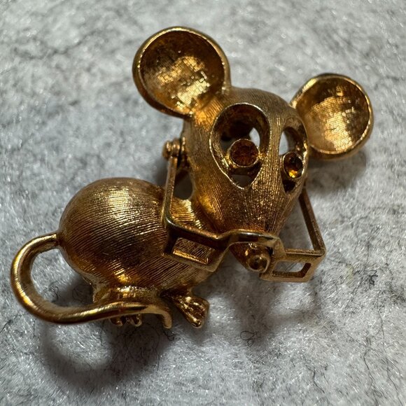 Vintage Avon Spectacular Mouse Brooch With Rhinestone Eyes  movable Glasses 1973 - Picture 5 of 5